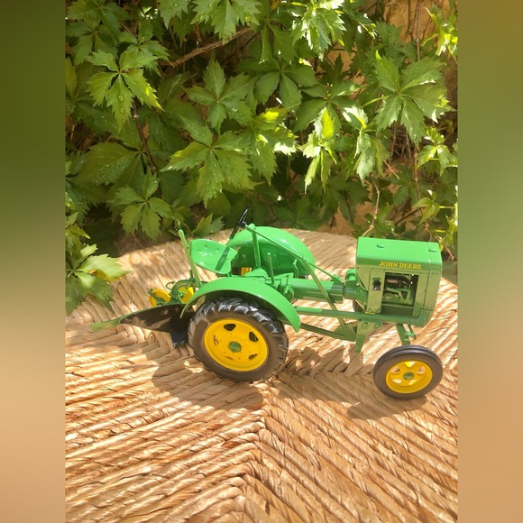 John Deere 1937 Model 62 with One Row Plow SpecCast Model - Picture 5 of 11